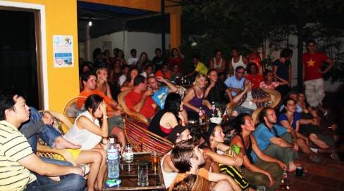 The nervous crowd of Spanish and Dutch