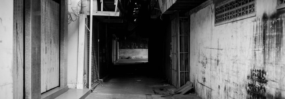 Quiet alley - A photo by Alex Leonard