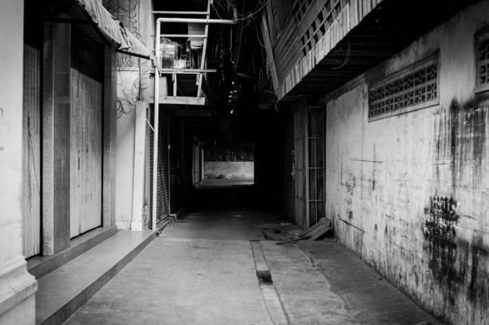Quiet alley - A photo by Alex Leonard