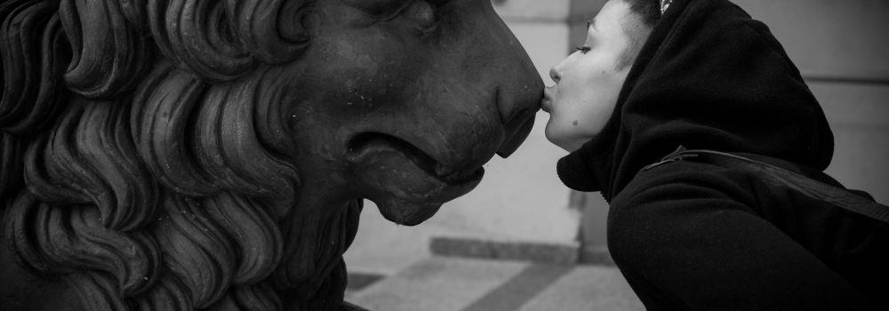 Kissing the lion - Photo by Alex Leonard