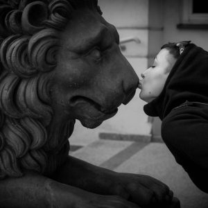 Kissing the lion - Photo by Alex Leonard
