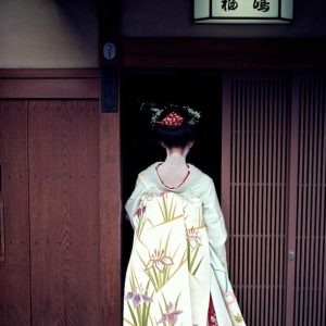 Geisha in Gion by Dave Powell