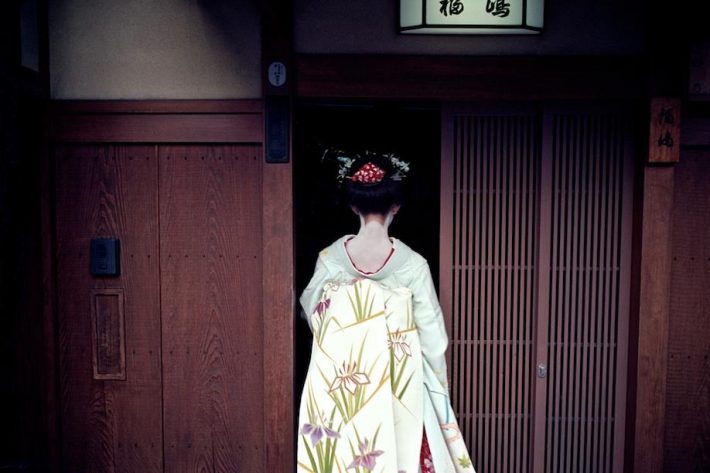 Geisha in Gion by Dave Powell